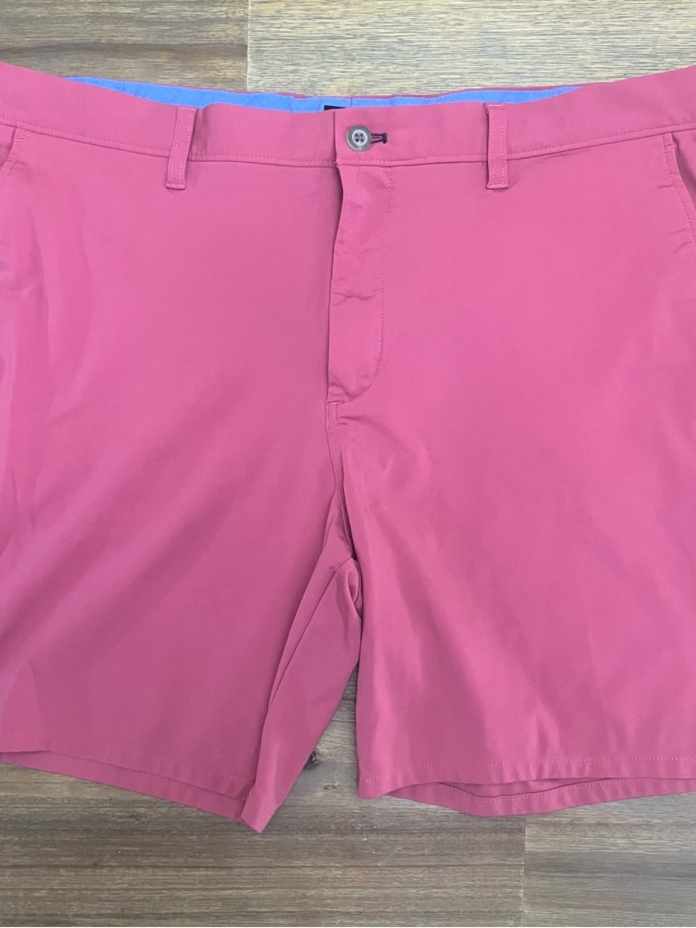 Johnnie-O Jupiters Stretch Men’s Performance Shorts Gold Shorts Size 40 Outdoors